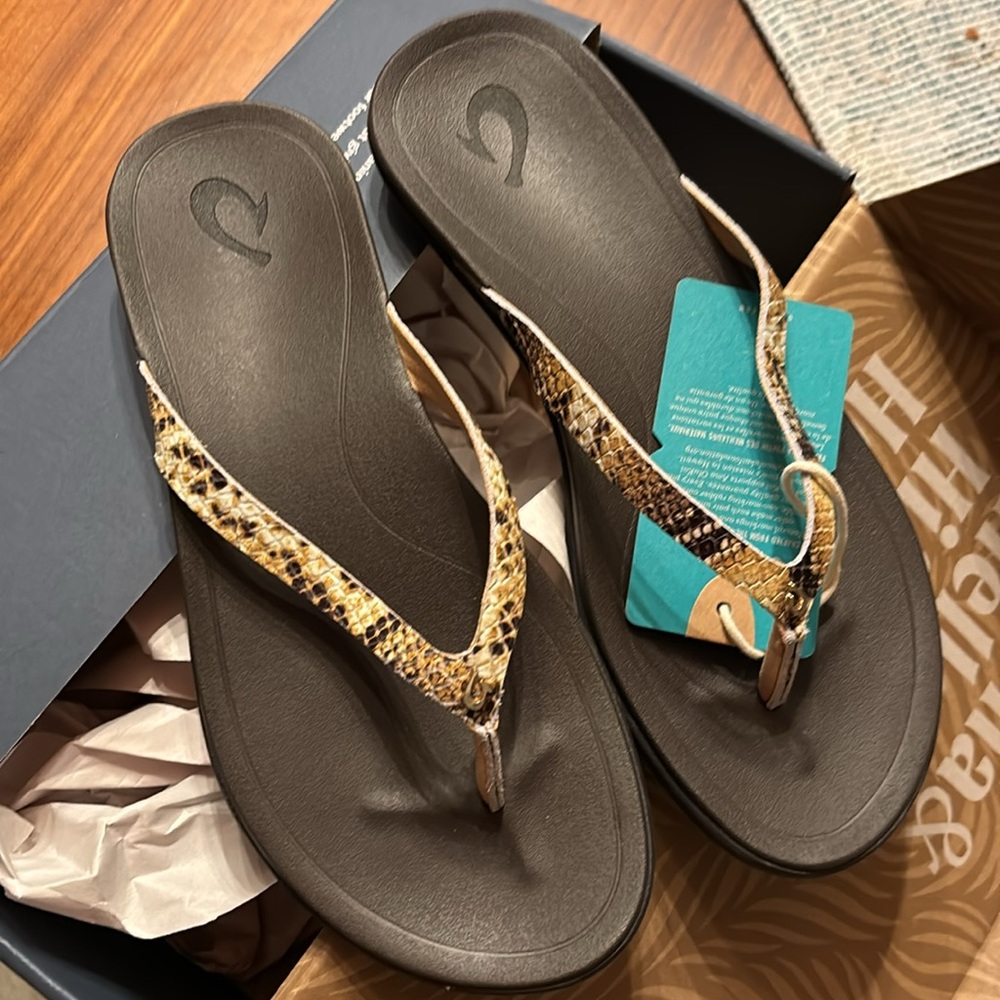 Olukai flip flops with built in arch support. Snakeskin look. NIB. Size 8.